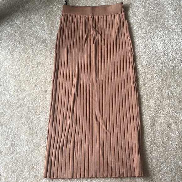 Luxurious set = skirt + top - Picture 4 of 6